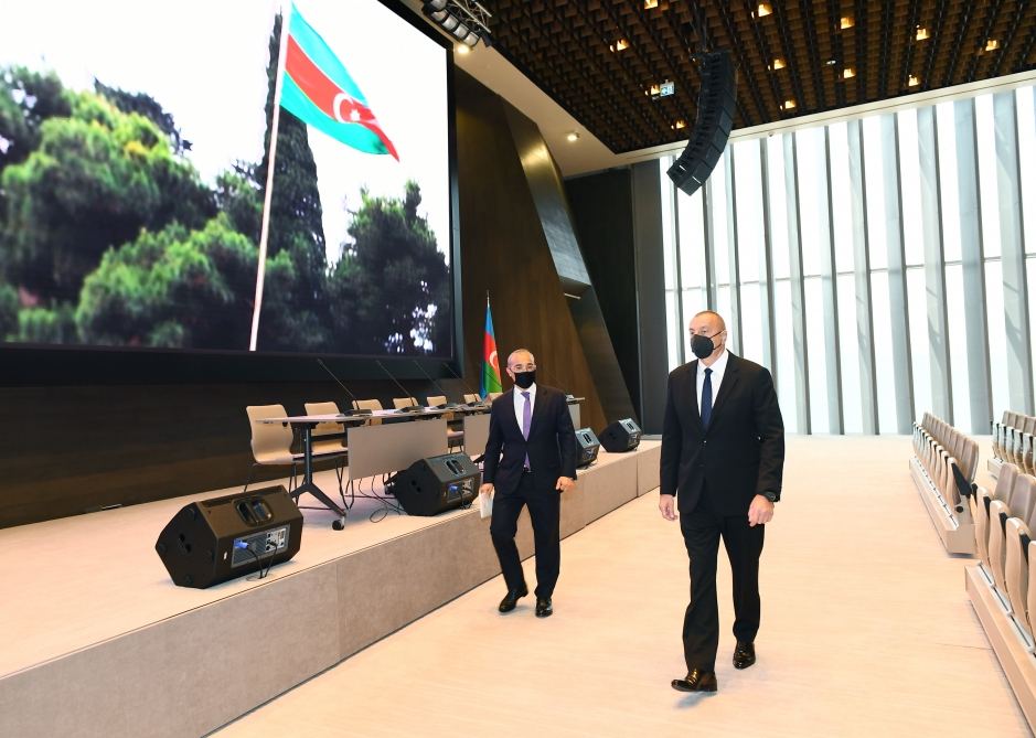 İlham Əliyev İqtisadiyyat Nazirliyinin yeni binasının açılışında - FOTOLAR