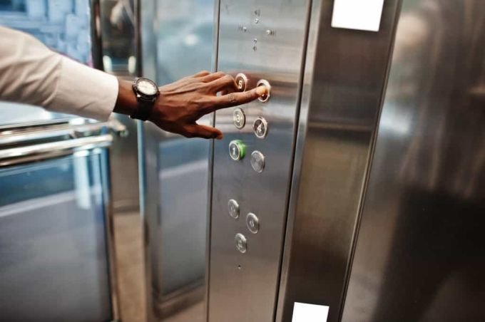 Bakıda liftdə qalan 5 nəfər çıxarıldı