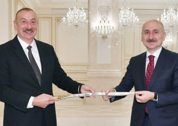 Türkiyəli nazir İlham Əliyevə xəncər hədiyyə etdi - FOTO