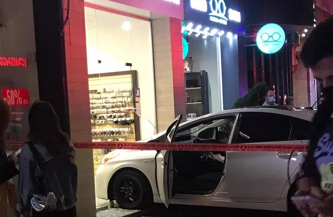 Tbilisidə avtomobil mağazaya çırpıldı - FOTO