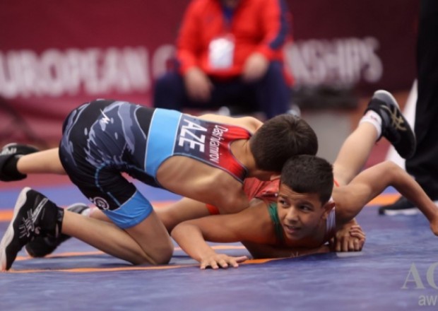 İki güləşçimiz Avropa çempionatında gümüş medal qazandı