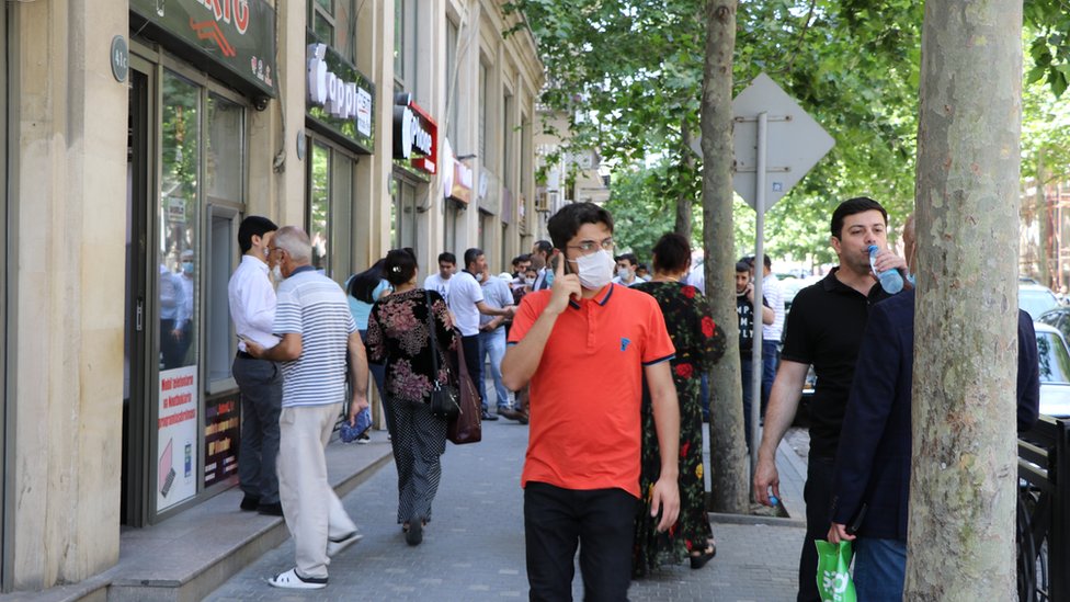 Azərbaycanda açıq havada maska taxmaq tələbi ləğv edildi