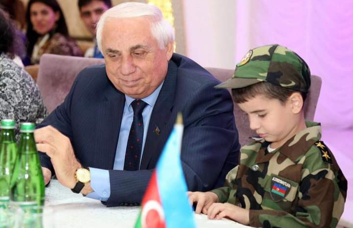 Sabiq deputat uşaqlardan YAZDI