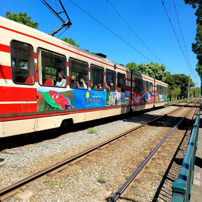 Haaqada Azərbaycanı reklam edən tramvay üç ay dolaşacaq 