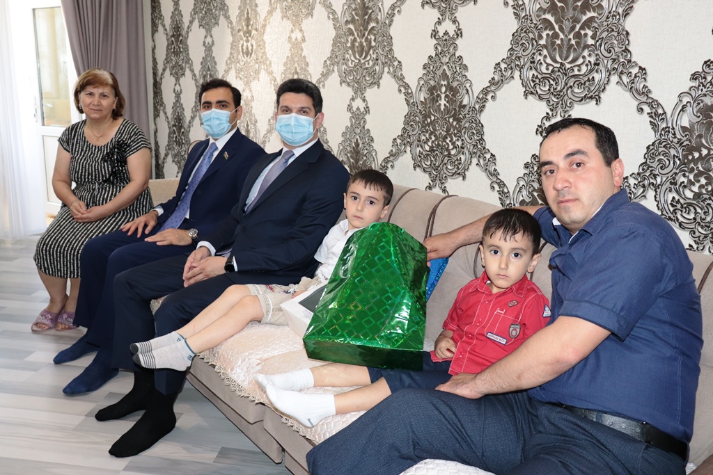 İcra başçısı və deputat şəhid ailələrinə, qazilərə baş çəkib