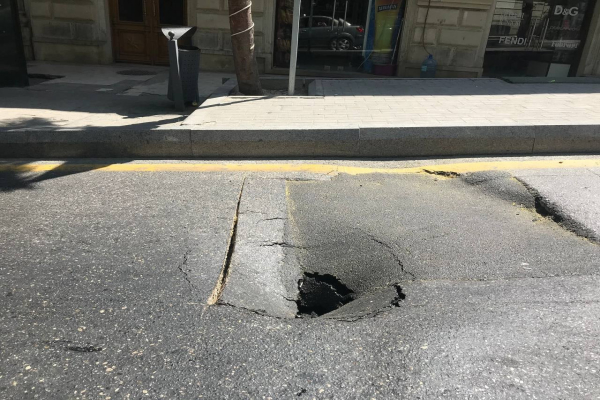 Bakının mərkəzində yol çökdü