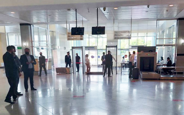 Azərbaycanda vəzifəli şəxslər aeroportda əlbəyaxa oldular