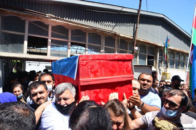 Şəhid jurnalistlər son mənzilə yola salınır - FOTOLAR