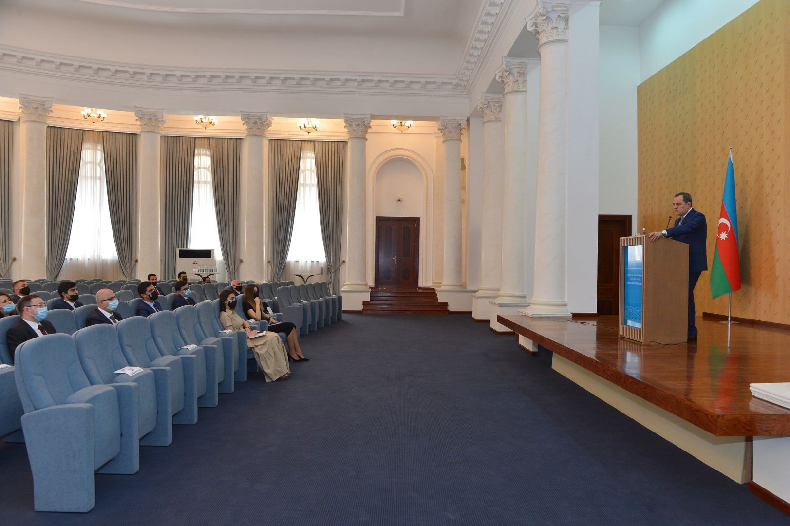 Ceyhun Bayramov xarici ezamiyyətə gedən diplomatlarla görüşüb 