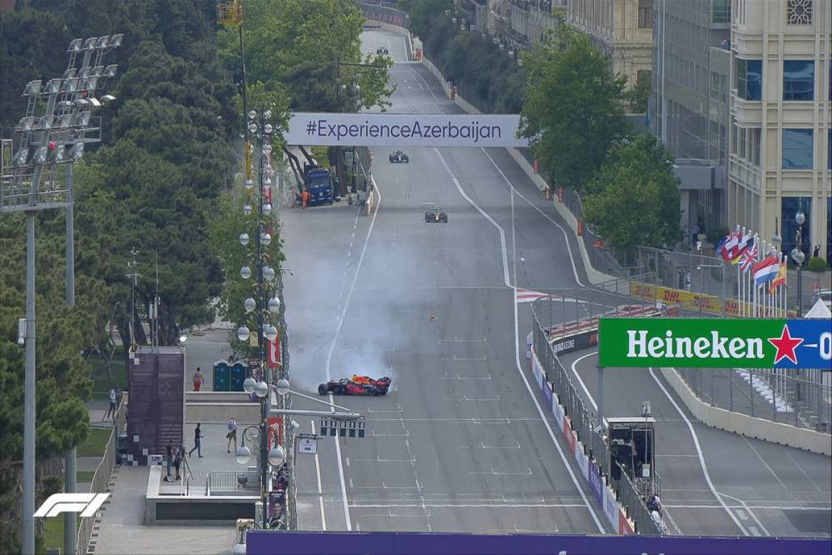 “Formula-1”: Liderin bolidinin təkəri partladı