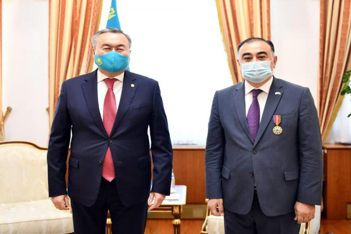 Qazaxıstan Prezidenti azərbaycanlı səfiri təltif etdi