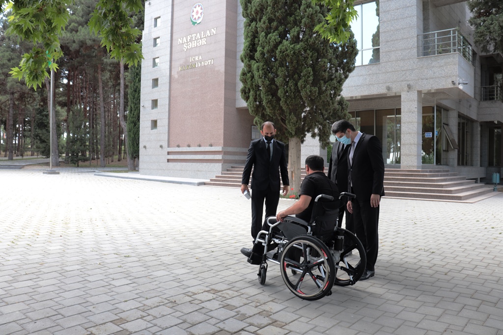 Naftalan qazisi əlil arabası ilə təmin edilib