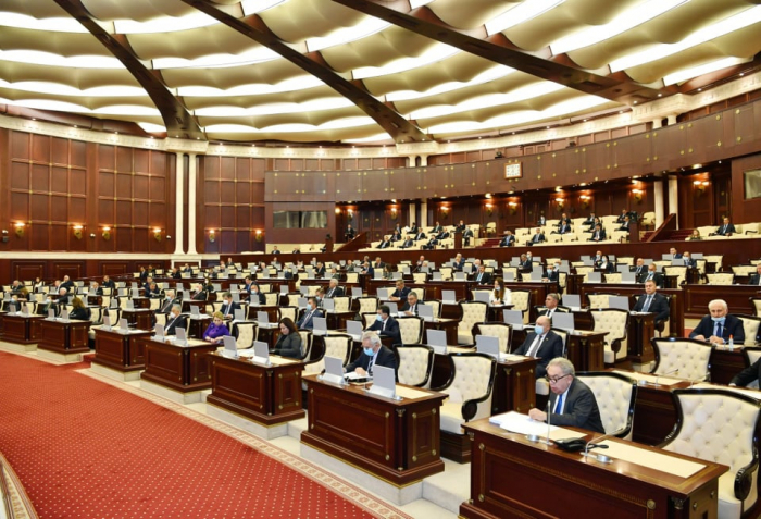 Latviya deputatları parlamentin iclasında iştirak edirlər