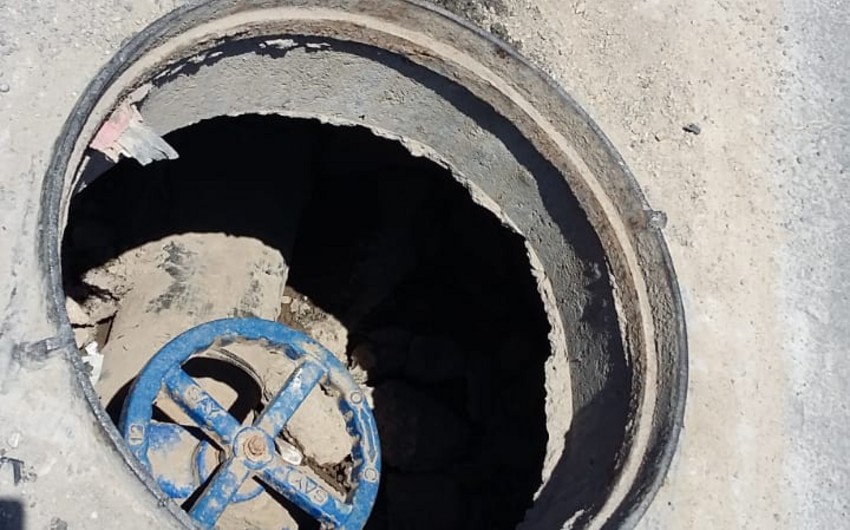 Bakıda kanalizasiya quyusunun qapaqları oğurlandı - FOTOLAR
