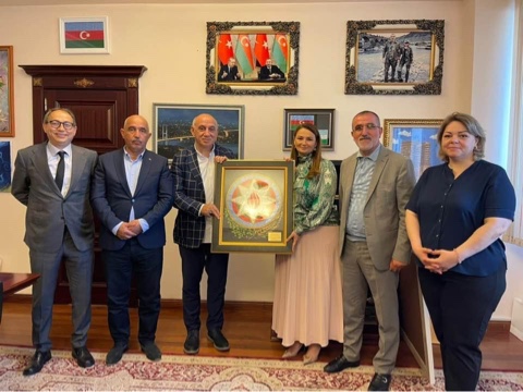 Qənirə Paşayeva “Hədiyyə karvanı”nın heyəti ilə görüşüb