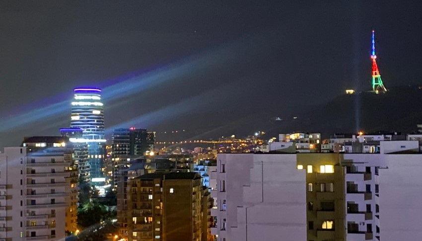 Tbilisi teleqülləsi Azərbaycan bayrağının rəngləri ilə işıqlandırılıb - FOTO