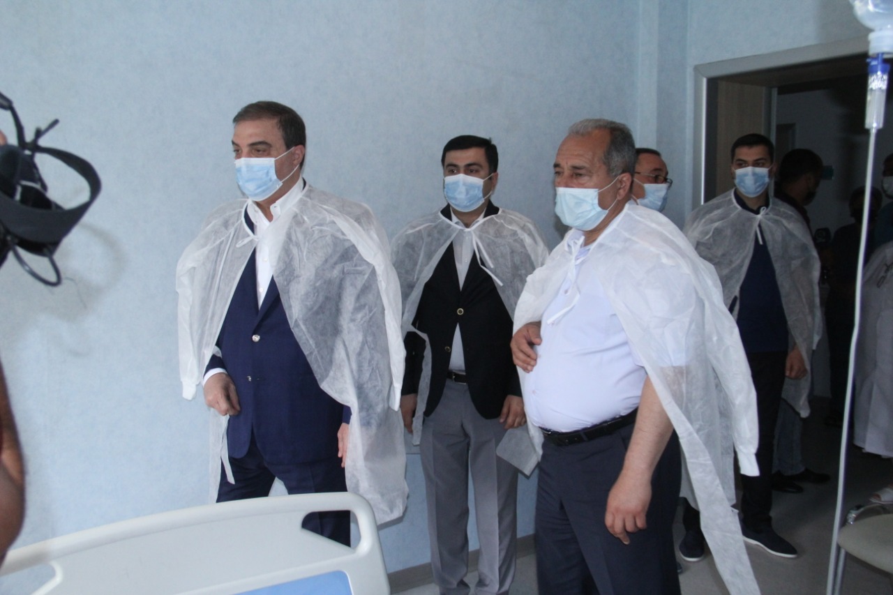 Niyazi Bayramov yanğın zamanı xəsarət alanları ziyarət edib