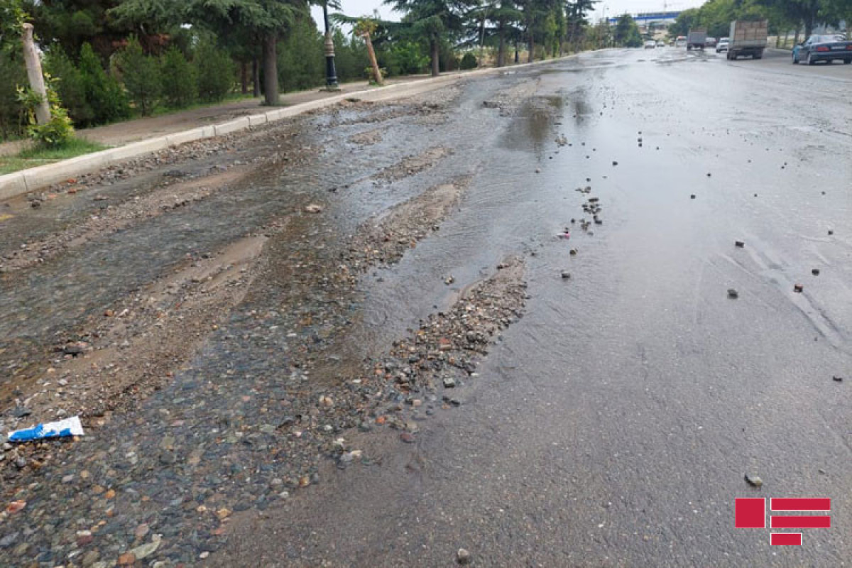 Gəncədə su borusu partladı - yolu su basdı