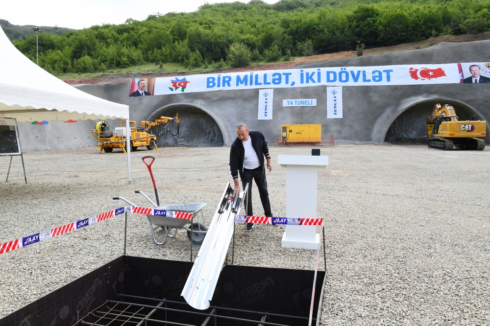 Dövlət başçısı Daşaltıda tunelin təməlini qoydu - FOTO