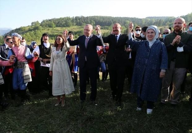 Prezident Cıdır düzündə rəqs edənlərə qoşuldu – VİDEO