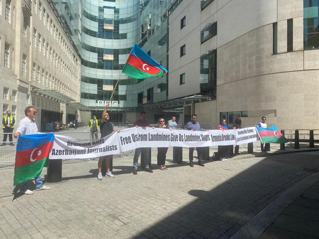 Azərbaycanlılar BBC-nin binası qarşısında aksiya keçirib