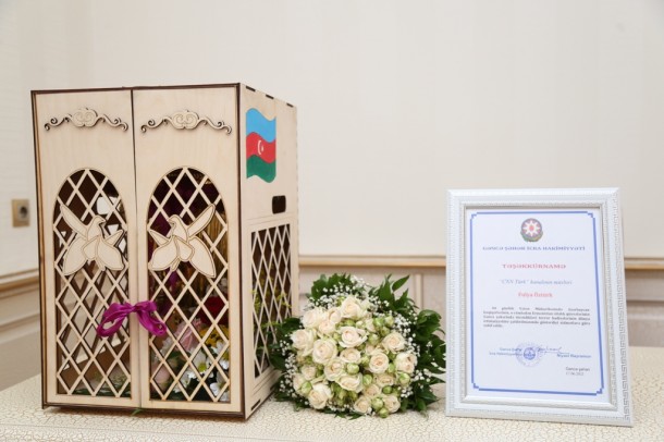 İcra başçısı türkiyəli jurnalistə samovar hədiyyə etdi - FOTOLAR