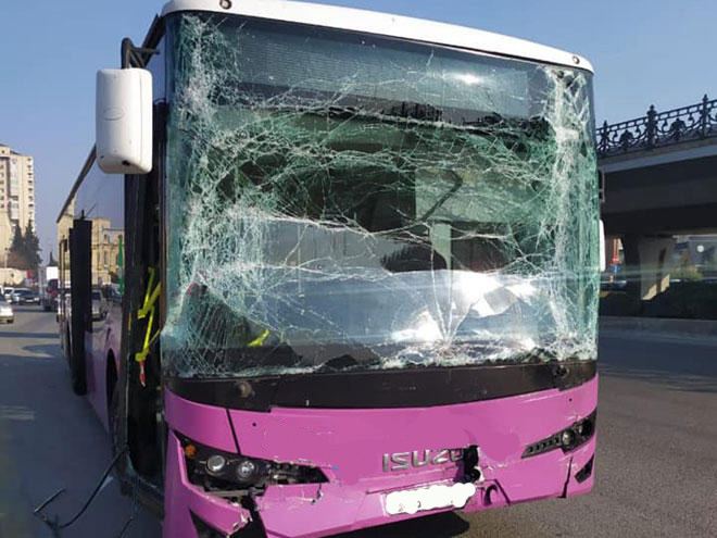 Bakıda avtobus minik maşını ilə toqquşdu - yaralananlar var