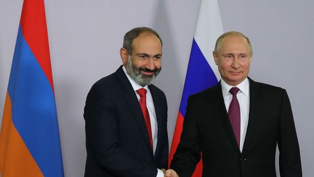 Putin Paşinyanı seçkilərdə qələbə münasibətilə təbrik etdi