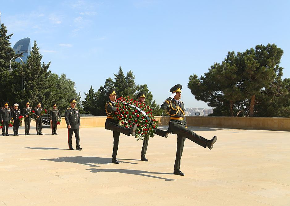 Müdafiə Nazirliyin rəhbərliyi Fəxri xiyabanı və Şəhidlər xiyabanını ziyarət edib - FOTOLAR