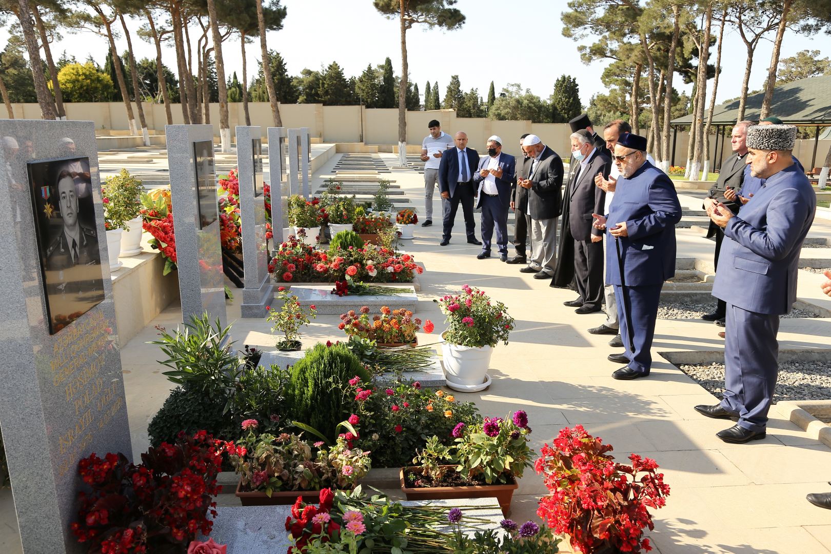 Şeyx Polad Həşimovun məzarını ziyarət etdi - FOTOLAR