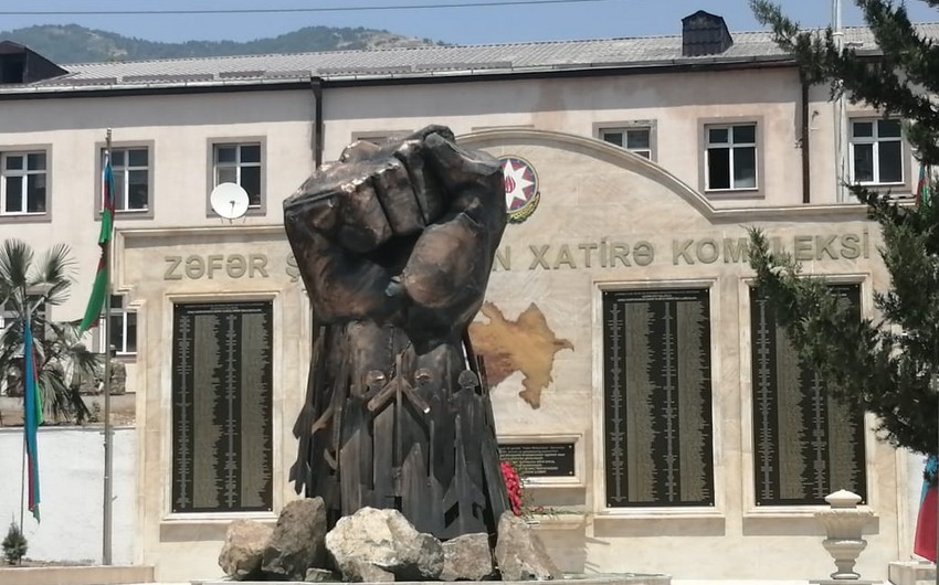 Hadrutda “Dəmir yumruq” abidəsi ucaldıldı - FOTOLAR