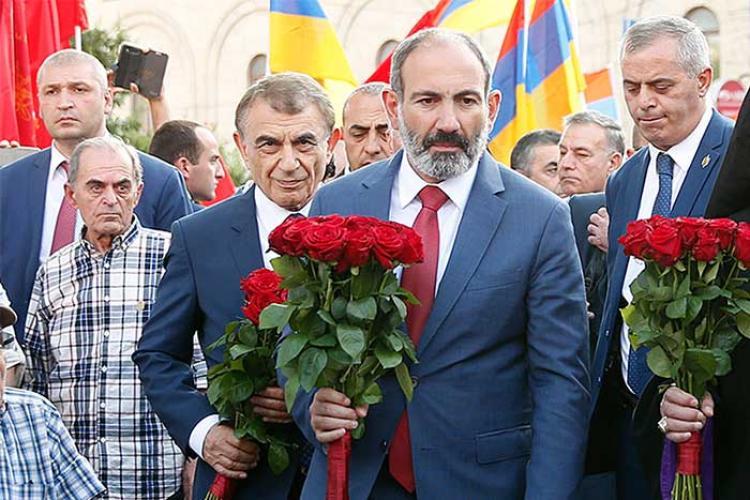 İrəvanda məmurların yeni hökumətin vəzifələri uğrunda mübarizəsi QIZIŞIR  