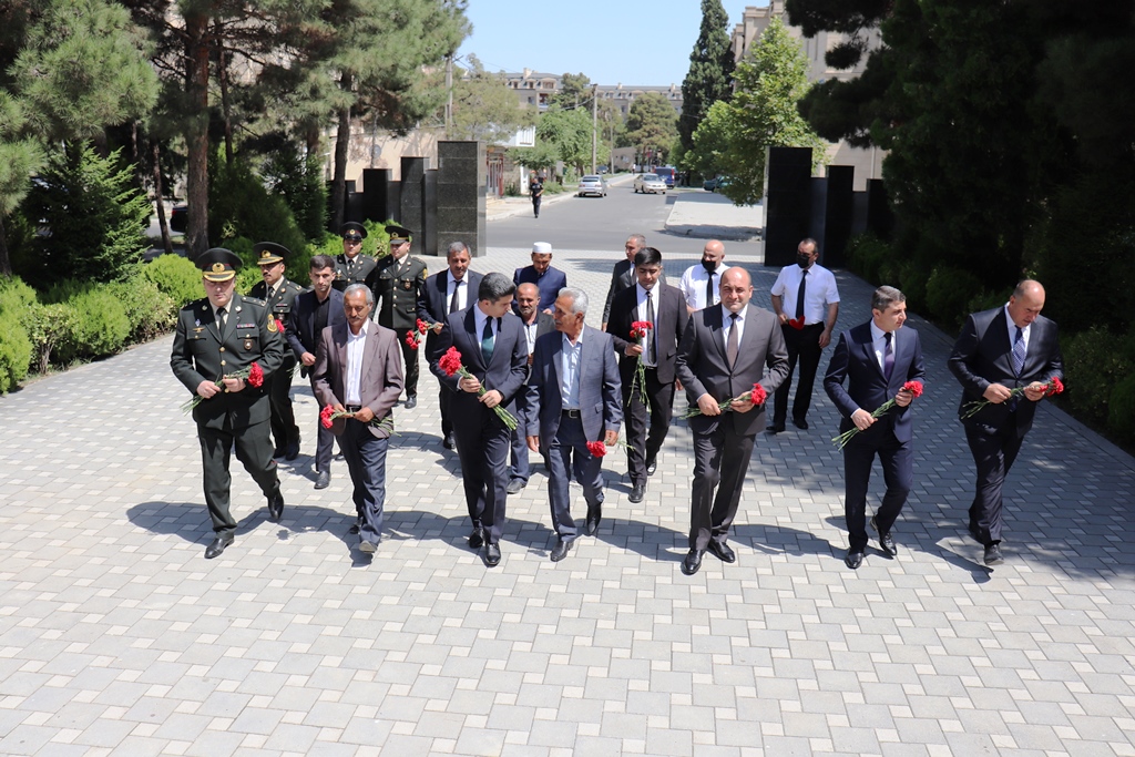 Naftalanda şəhid ailələrinə və qazilərə medallar təqdim olunub - FOTOLAR