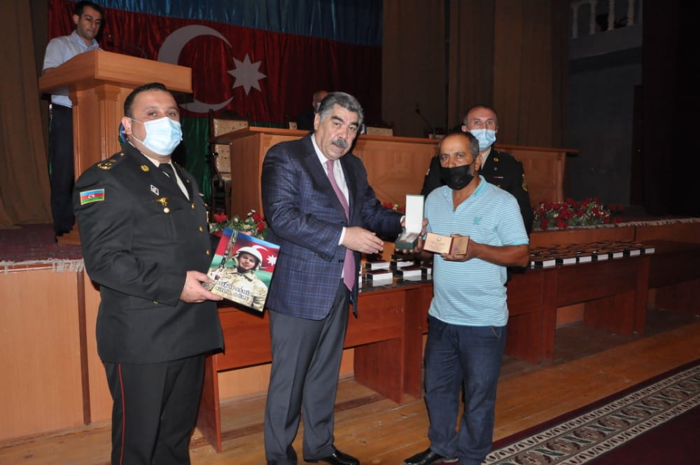 Hacıqabulda Şəhid ailələrinə və hərbçilərə orden və medallar təqdim edilib - FOTO