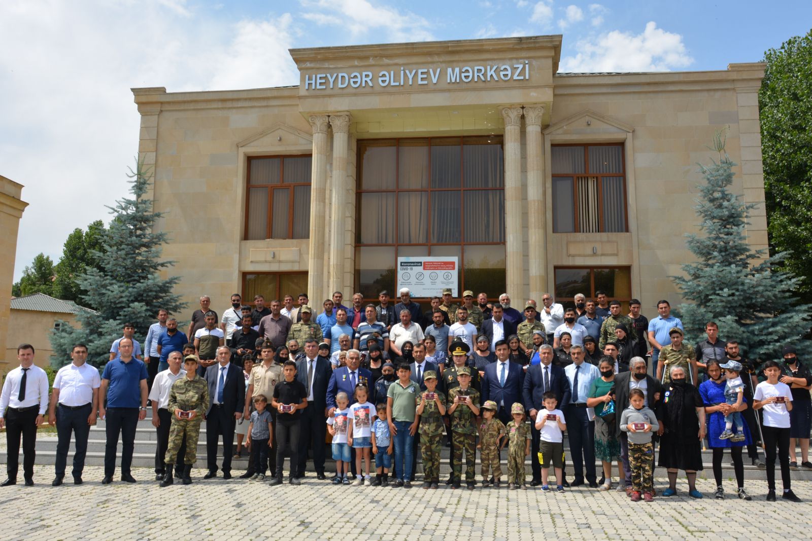 Əhəd Abıyev medalları Şəhid ailələrinə və müharibə iştirakçılarına təqdim edib