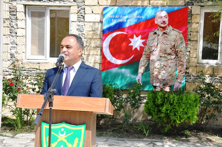 İcra başçısı Goranboyda hərbçiləri təbrik etdi - Foto