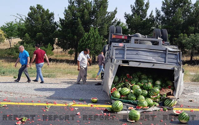 Yük maşınları toqquşdu, qarpızlar yola dağıldı
