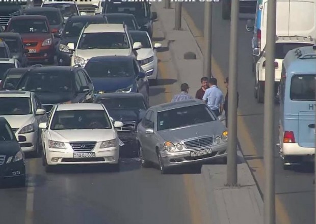Bakıda qəza tıxaca səbəb oldu - FOTO