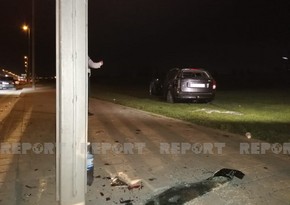 Bakıda sürücü idarəetməni itirərək işıq dirəyinə çırpıldı - FOTO