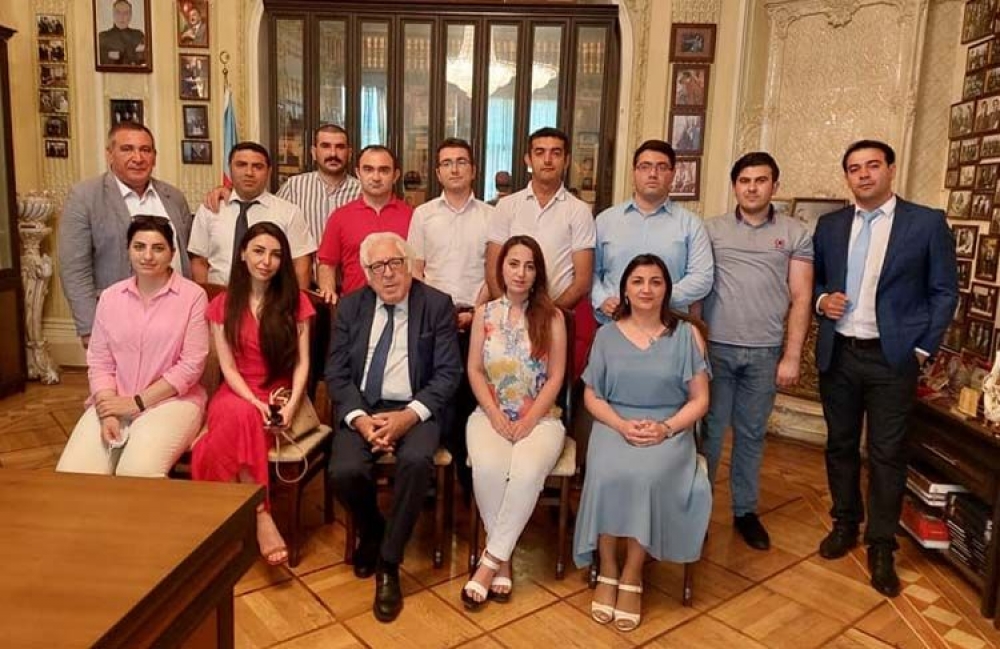 Anar gənc yazarları ətrafına TOPLADI