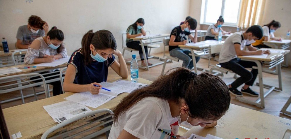 Bir nəzarətçi müəllim, 3 abituriyent imtahandan QOVULDU