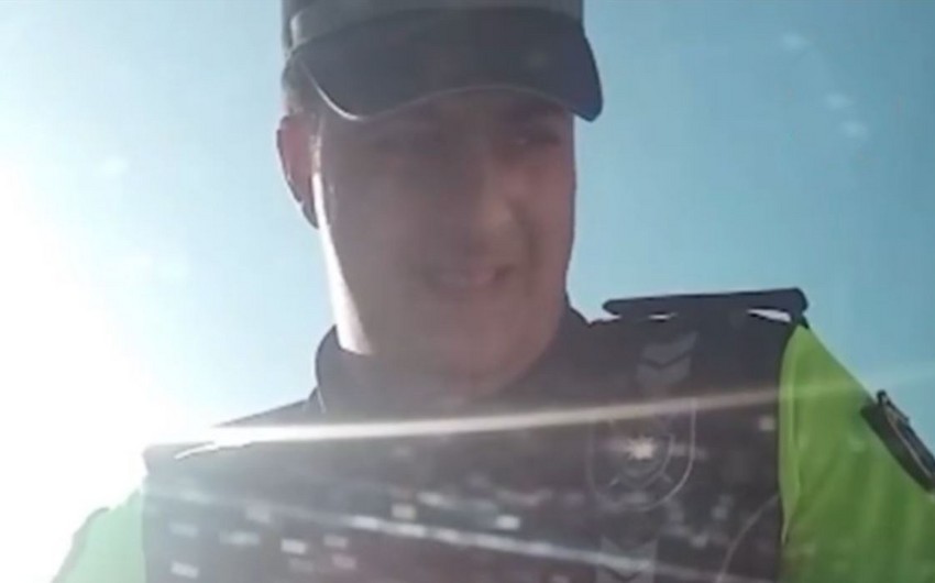 Sürücüdən rüşvət aldığı iddia edilən polis CƏZALANDIRILDI