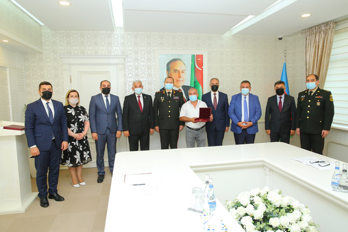 “Qarabağ” ordeni Şəhidin atasına təqdim edildi