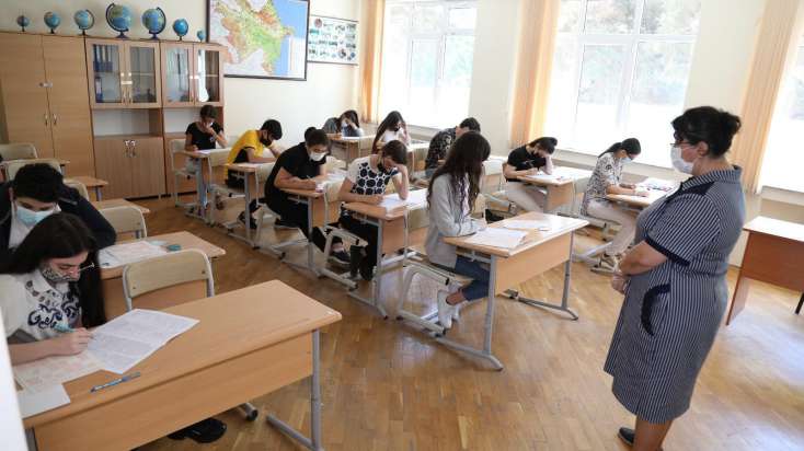 İmtahana telefon keçirən 3 nəfər zaldan QOVULDU