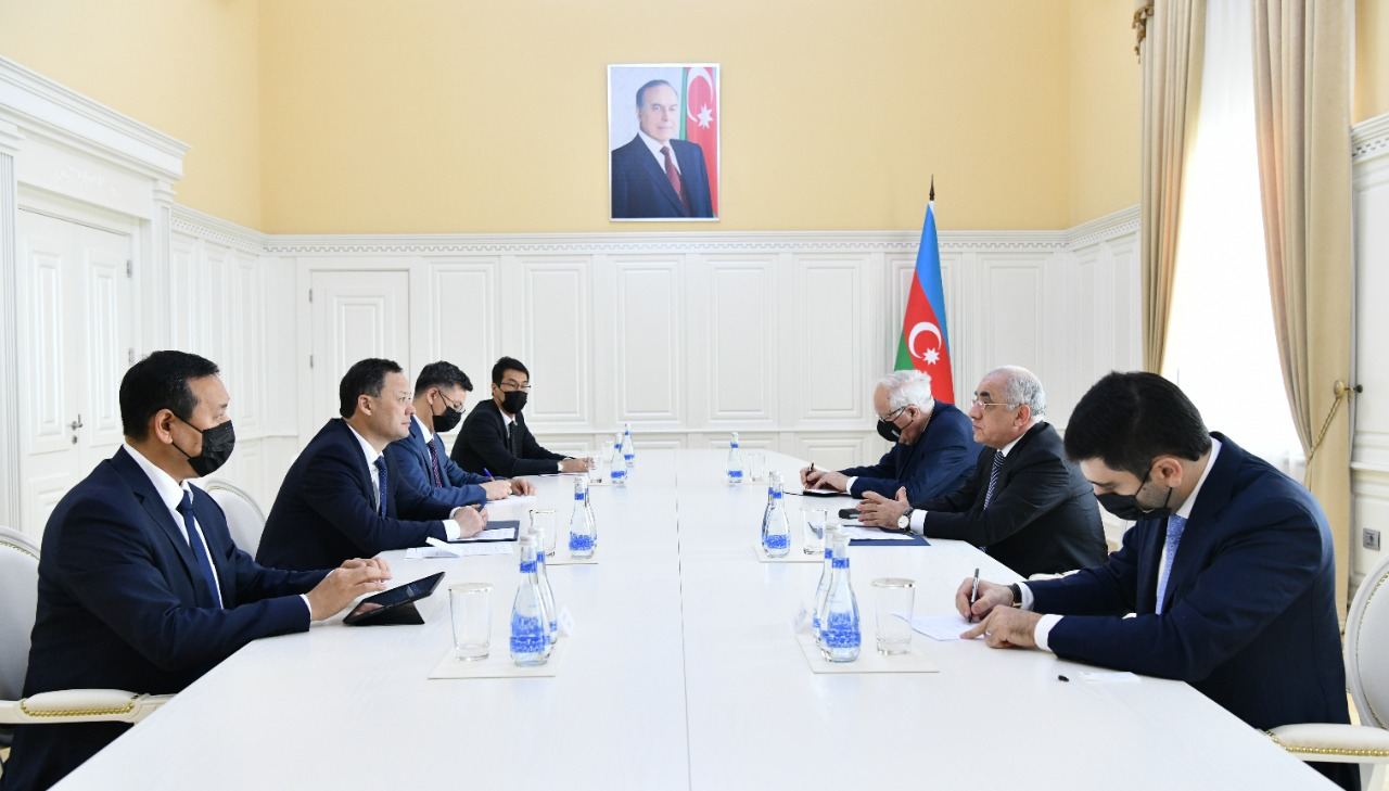 Əli Əsədov Qırğızıstanın XİN başçısı ilə görüşüb
