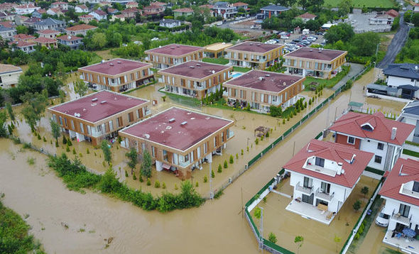 İstanbulda evlər su altında qaldı - FOTO