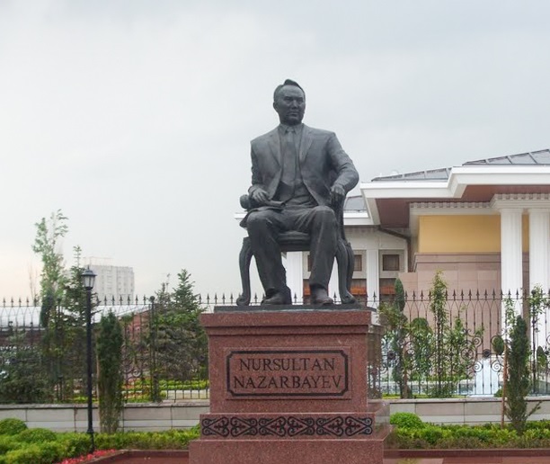 Nazarbayevə abidə ucaldıldı