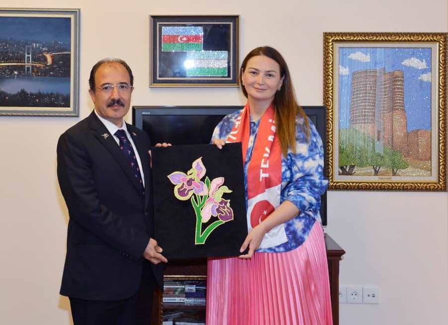 Qənirə Paşayeva səfirə ”Xarı bülbül” hədiyyə etdi