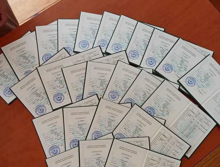 Bakı məktəblərində məzunlara attestat verilir
