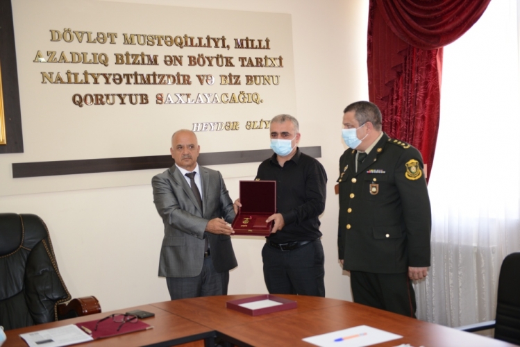 “Qarabağ” ordeni Şəhid Elvin Səfərovun ailəsinə təqdim edildi